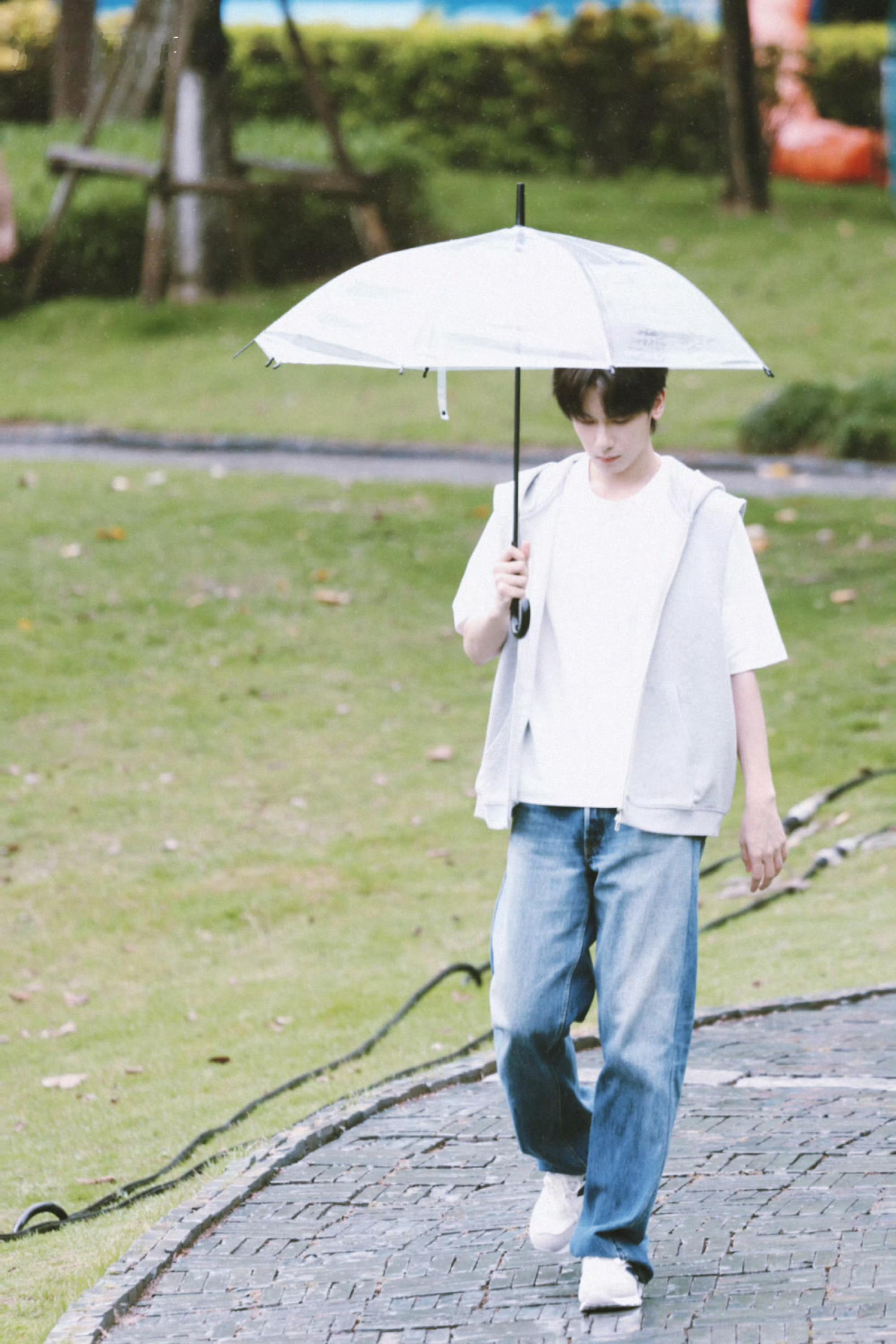 胡先煦周也新剧路透胡先煦周也潮热雨季未解之谜路透雨中撑伞漫步的胡先煦太戳人啦！顺