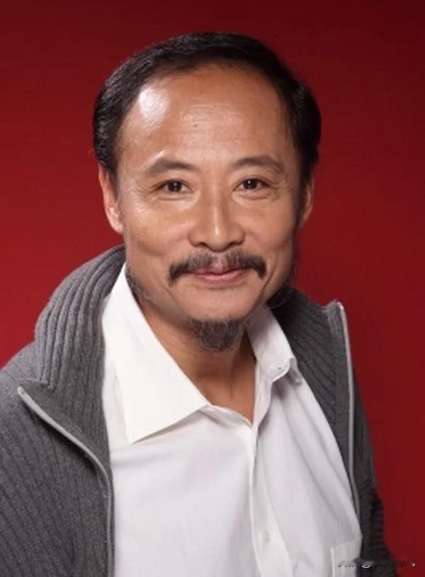 我都没法想象，
被骂“渣男”整整三十年，
买菜都要遭白眼，再优秀也洗不白，周野芒