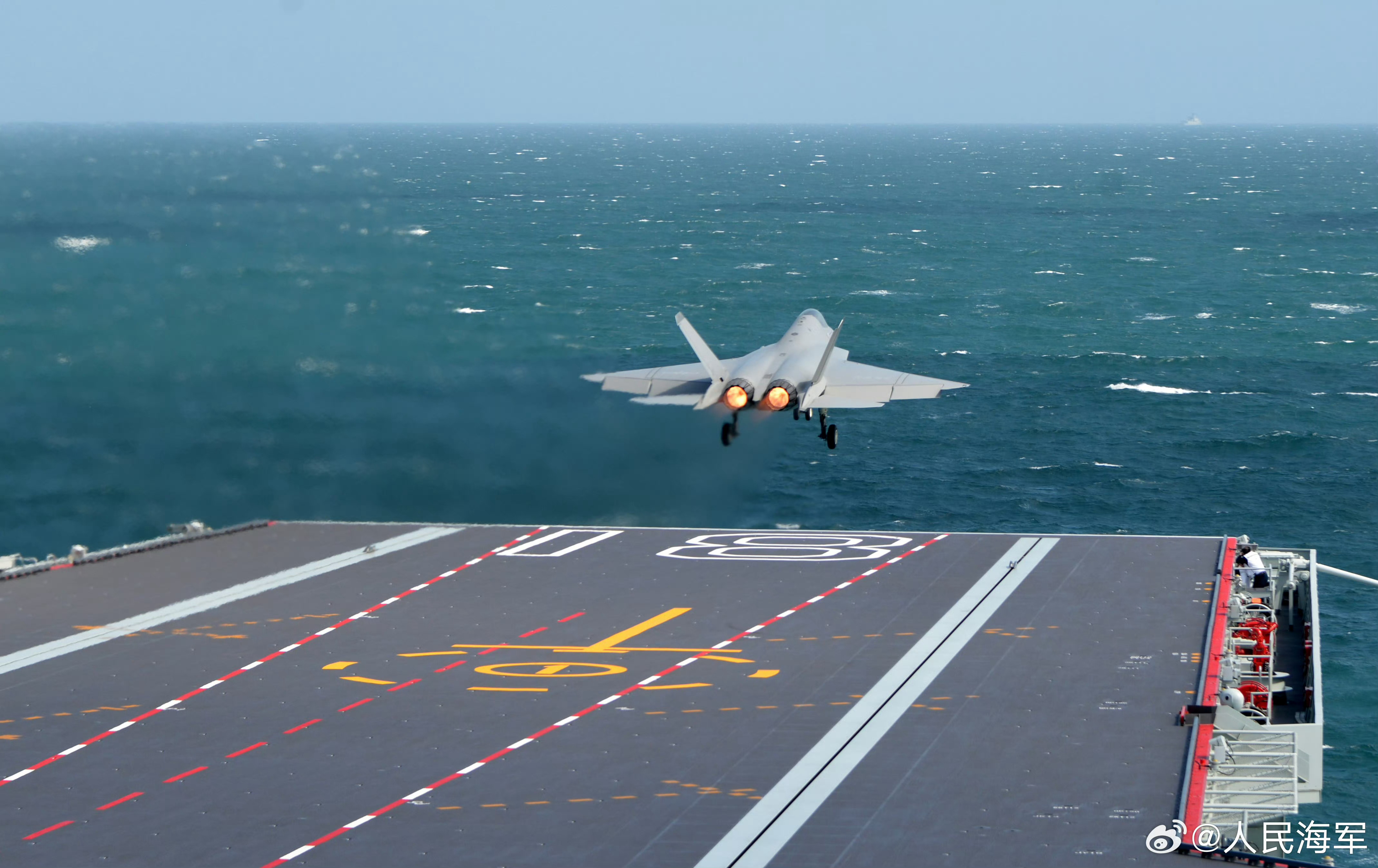 福建舰舰载机歼35、歼15T、歼15DT和空警600与舷号“18”的合影！