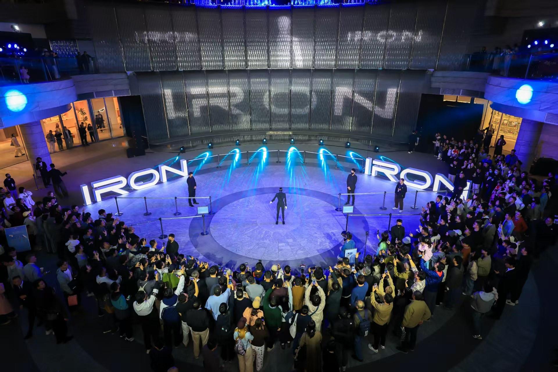 小鹏IRON机器人这次线下首秀摔了一跤，说实话，反倒比全程完美表演更让人印象深刻