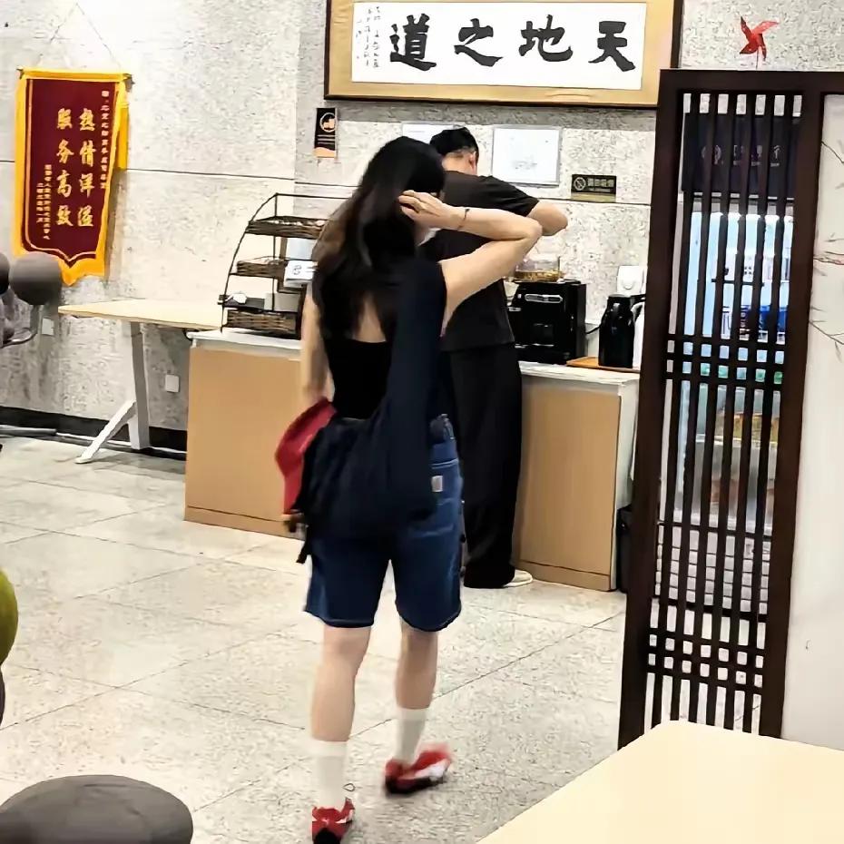 汪小菲现身呼和浩特，被网友偶遇，穿黑色体恤搭配黑色休闲裤，身材板正，人帅气，有才