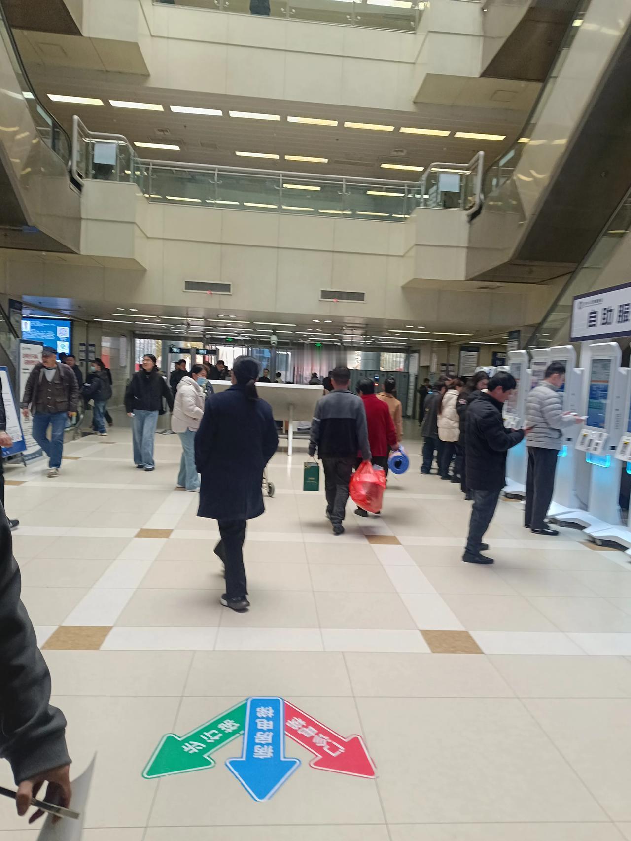 这医院怎么能有这么多人呢？真的是像赶大集一样啊，希望每个人都能平安健康啊！医院 