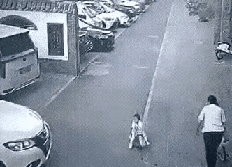 这老太太看孩子你能放心
艾玛啊
看得我恨不得自己把俩孩子抱走
太危险了
一失足成