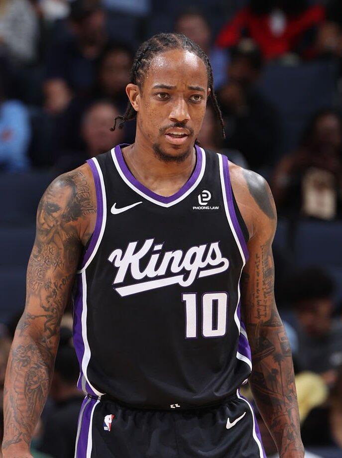 国王111-98火箭，德罗赞得分突破26000分，赛后德罗赞接受采访时说道：“赢