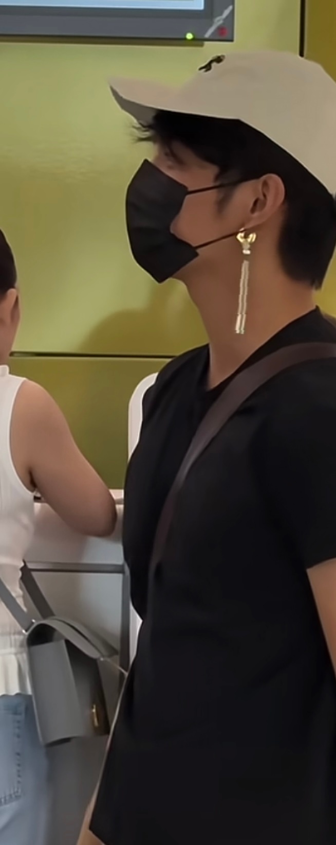 这个乃至这个耳坠…我妈咪完全是熟女啊🥵 