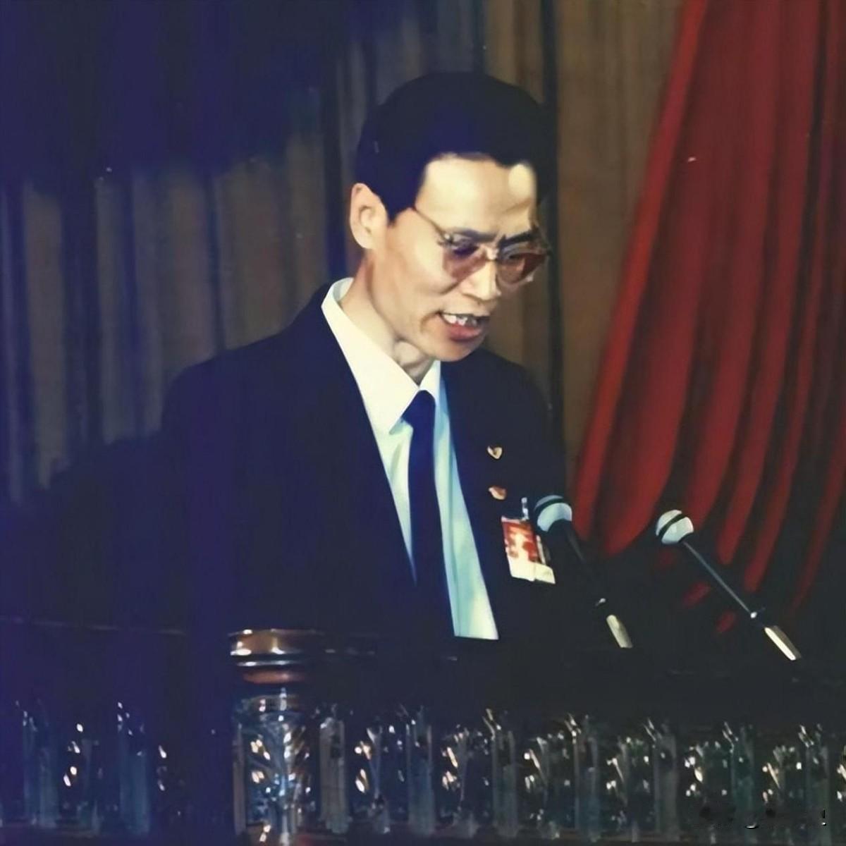 1999年厦门远华案爆发后，福建政治生态面临严峻考验。2000年底，中央一纸调令
