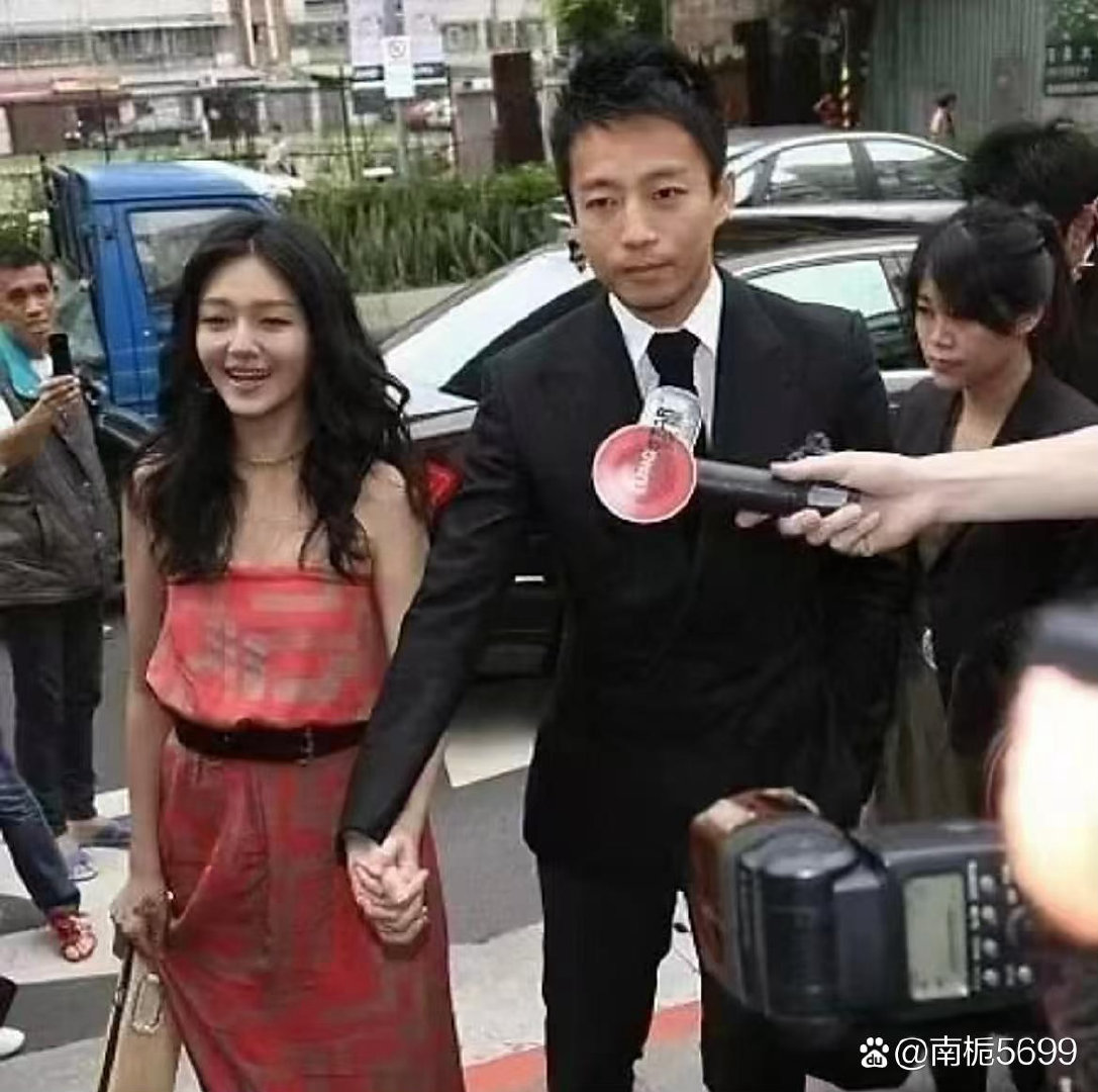 这大概是大S最风光的时候，那时汪小菲是京城四少，帅气多金，妥妥的优质金龟婿 