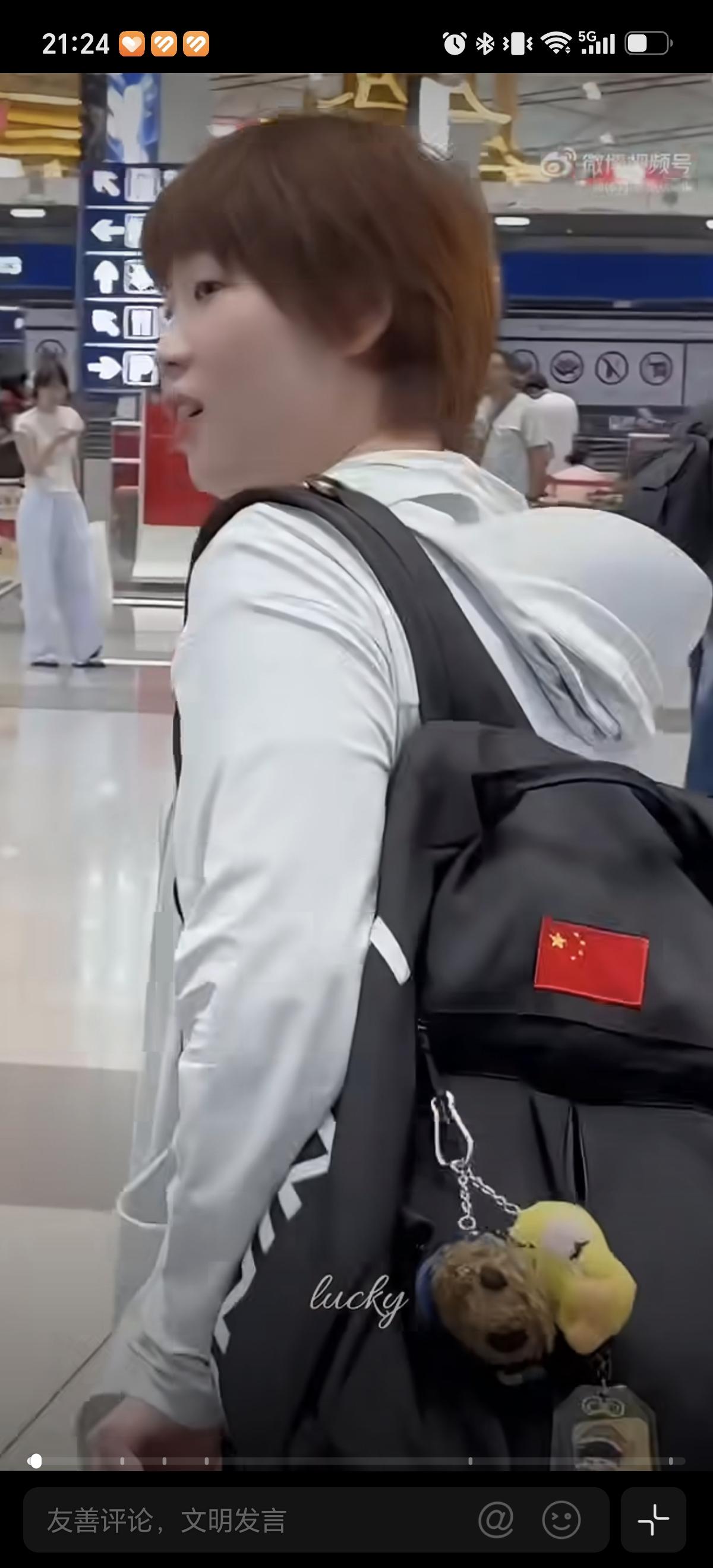 7月11日蒯曼出发长沙准备全锦赛了，这次和林诗栋继续配合混双。在机场蒯曼一个人还