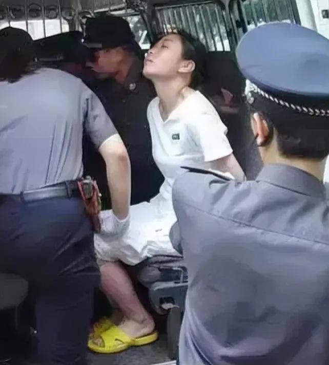 2004年的福州，夏日的阳光透过监狱的窗户洒在方晓红的脸上，这是她面对死刑之前最