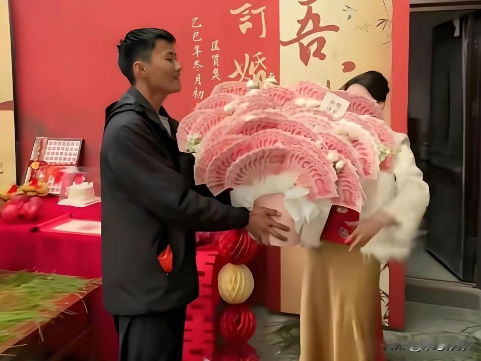 订婚仪式小伙子真有创意，她把人民币折成鲜花，这创意太绝了，直接惊艳全场！用人民币
