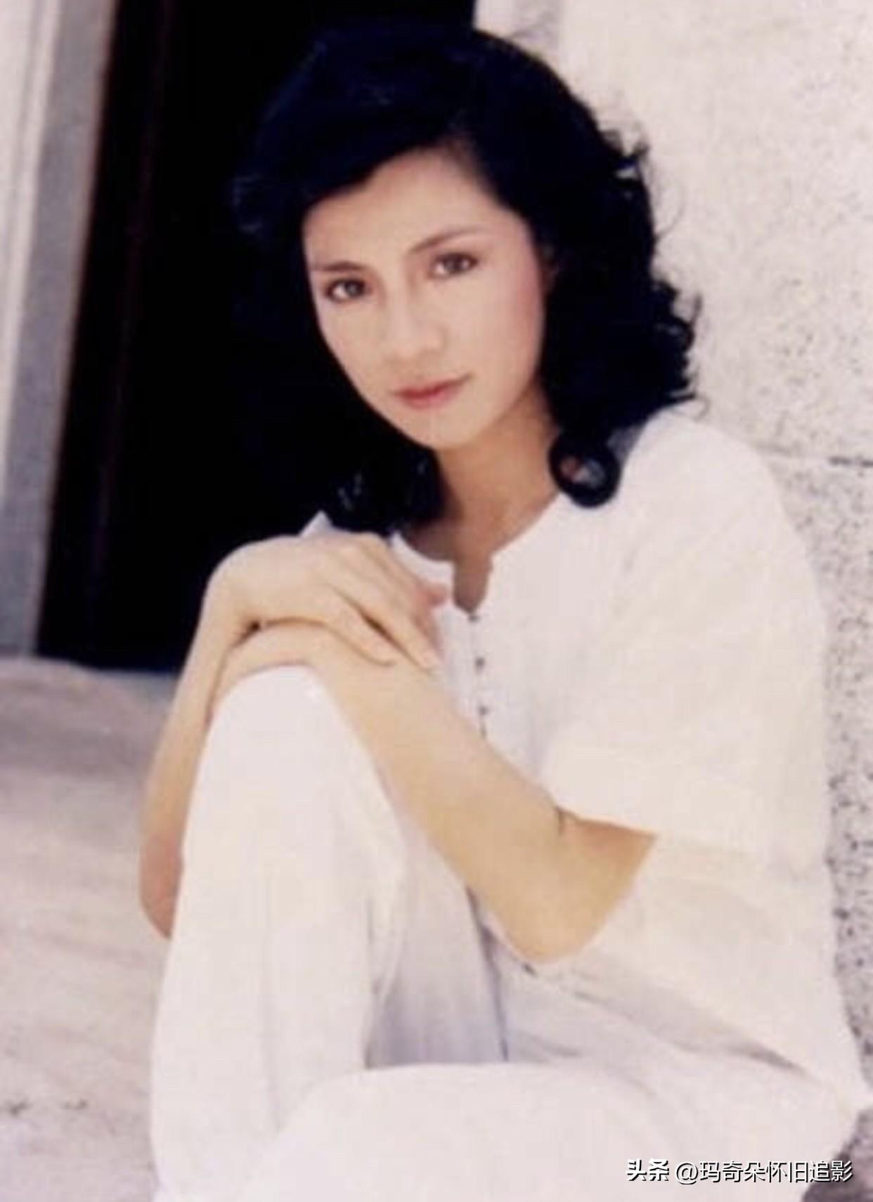 翁美玲美照📸
她的美从不是流水线式的复制，而是带着80年代港星独有的灵秀与辨识