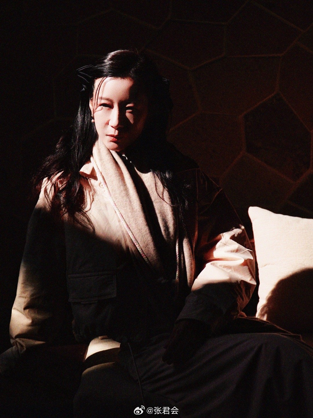 今晚住这里，光线好美，抓到摄影师鸿亦赶快拍了张人像证明。哦又到了泡温泉的时间，今