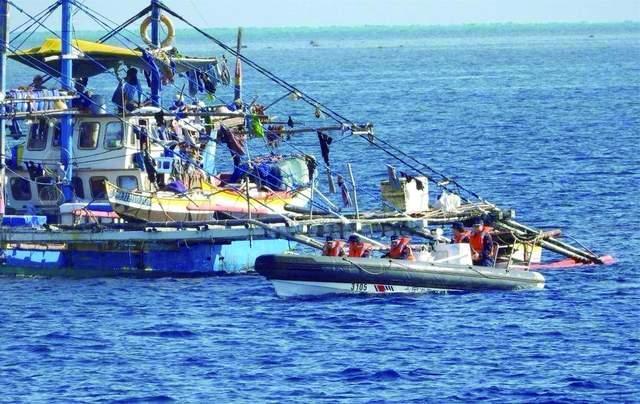 4月28日，日本“鹤丸”号渔船非法进入中国钓鱼岛领海，中国海警舰艇依法采取必要管