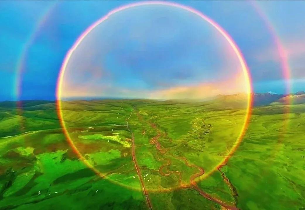 您见过圆形的彩虹🌈吗？
原来我总认为彩虹🌈是半圆形的，第一次见圆的彩虹，还是