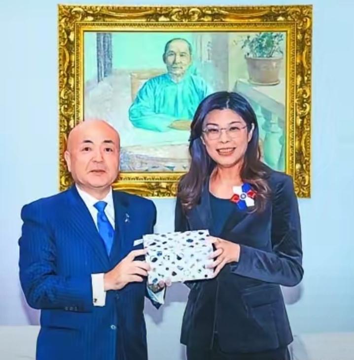 郑丽文和片山和之，为捐赠致谢仪式，片山和之向郑递关感谢状。