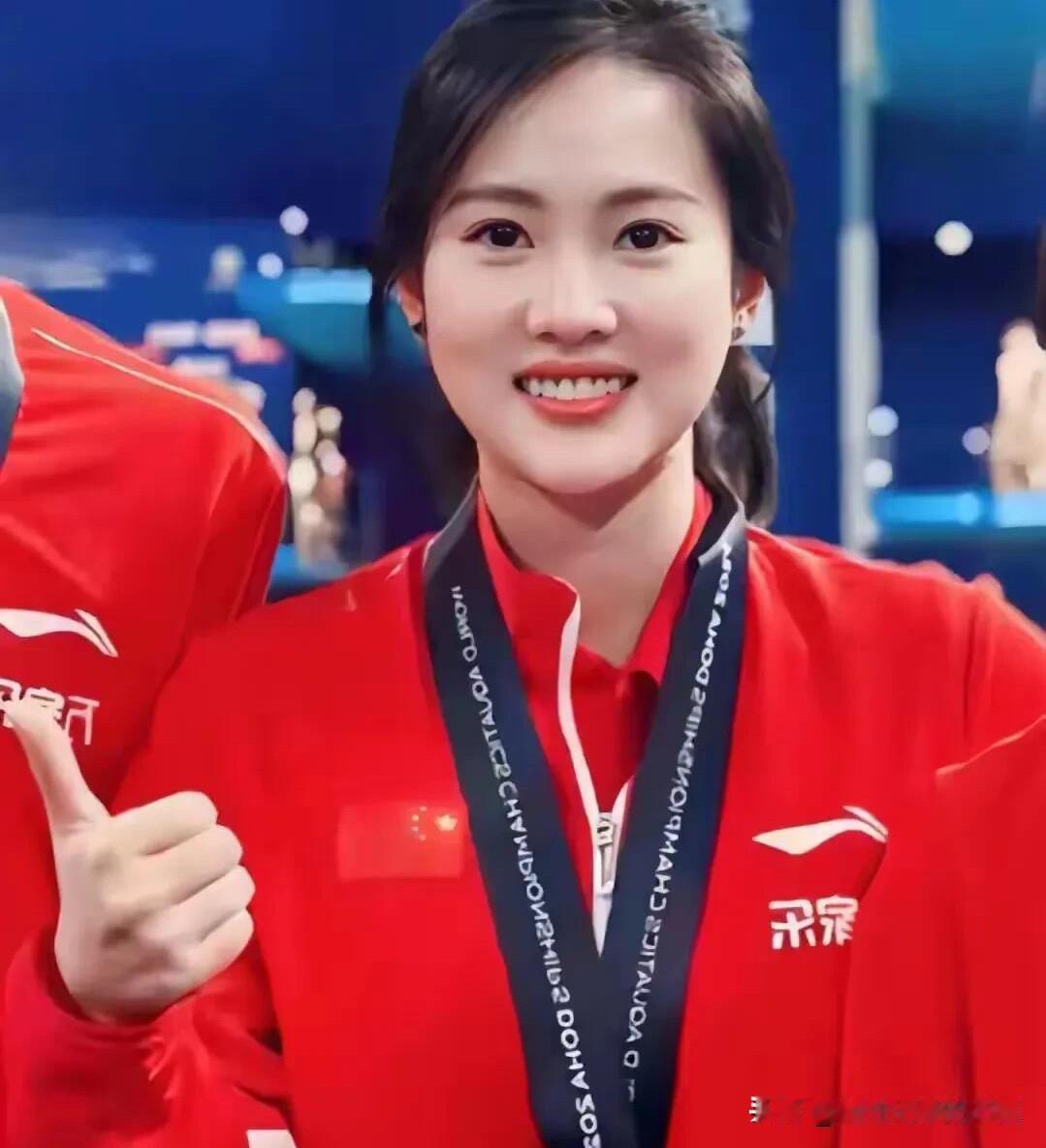 这真的是陈若琳吗？她当运动员的时候真的没有觉得有多美，怎么现在越来越好看了，简直