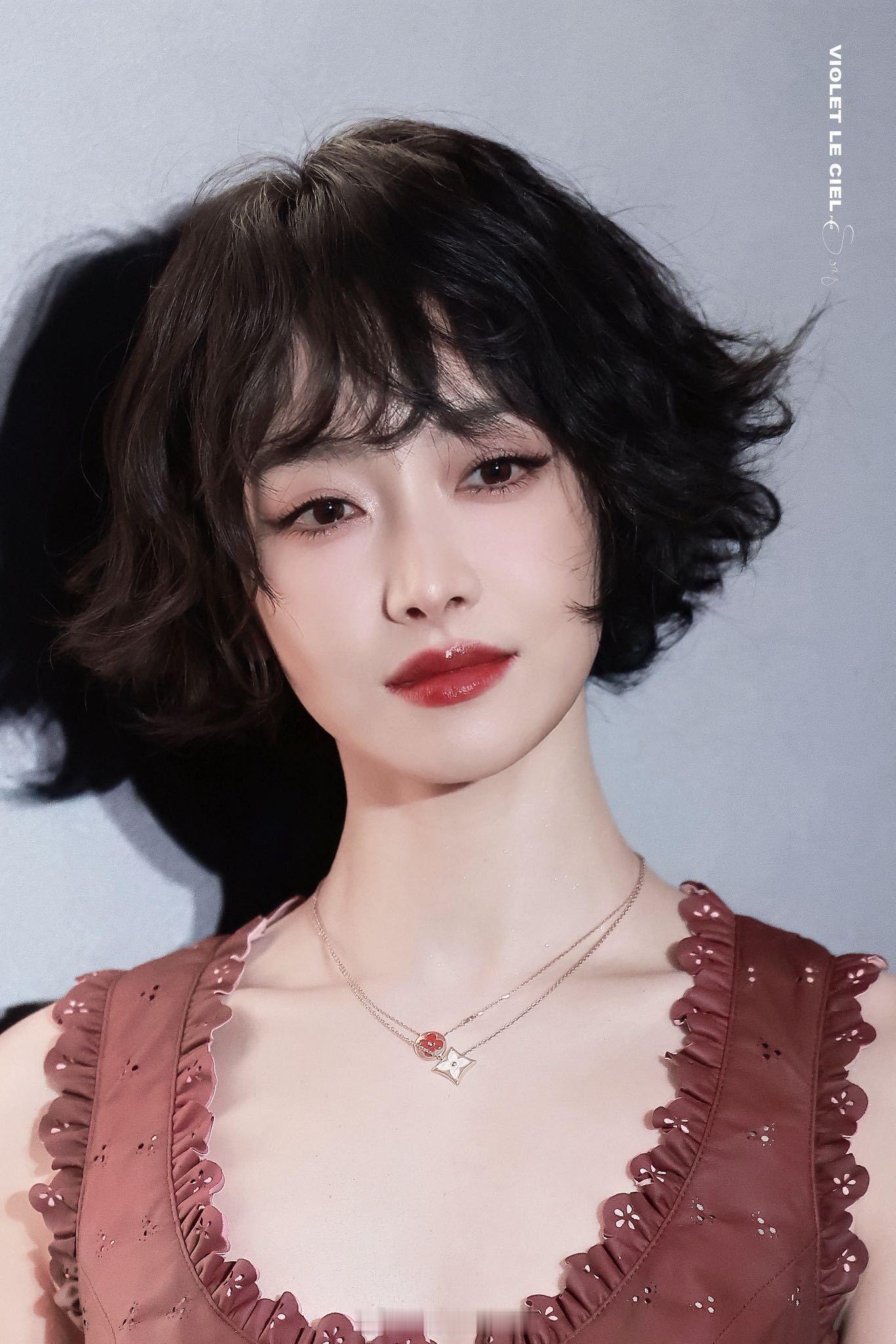 没认出来是宋茜说实在话第一眼我给看成了马伊琍你要不说是宋茜我都没敢往这上面想