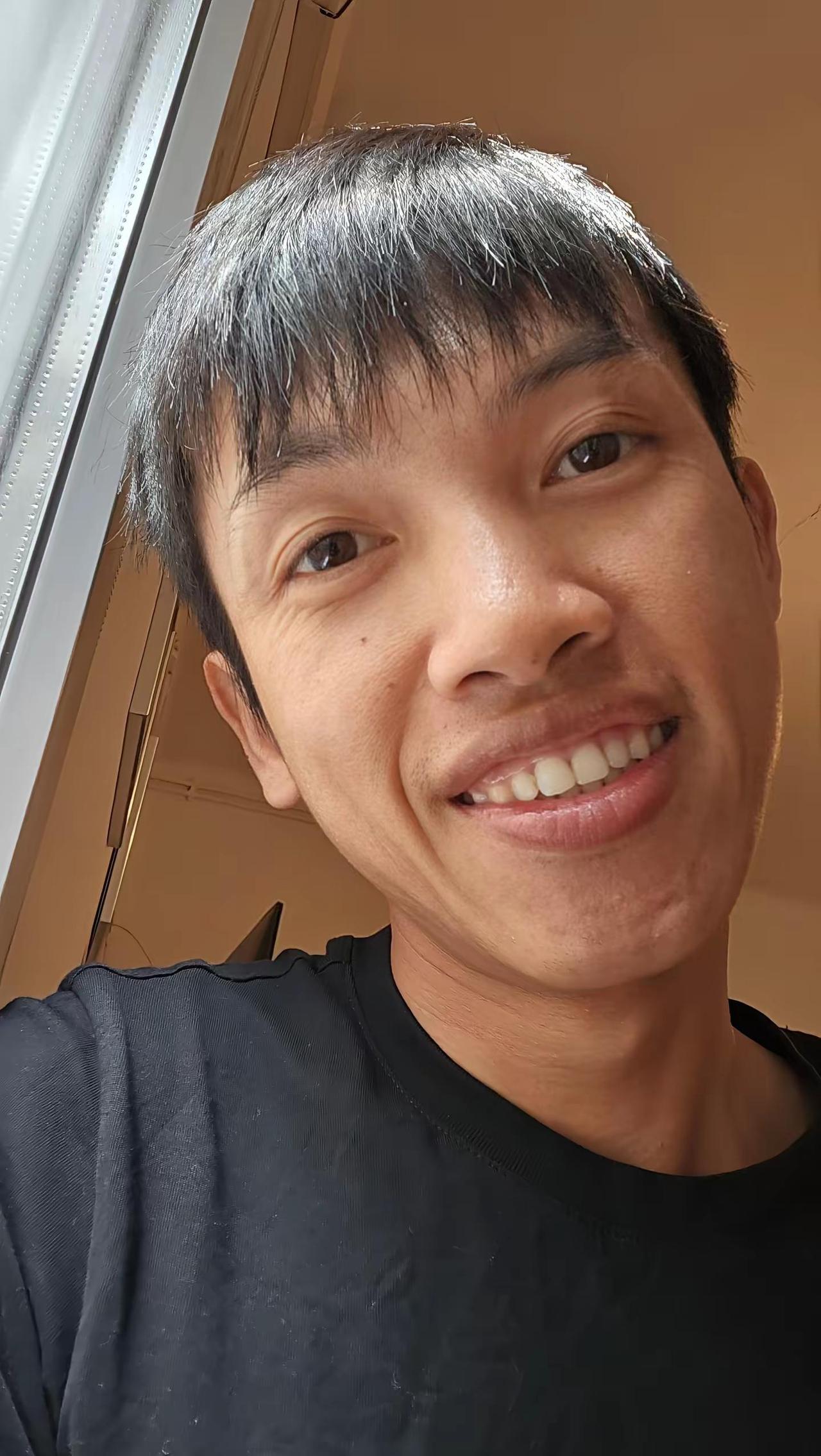 别人说我嘴巴不好看，我却笑得更开心了。