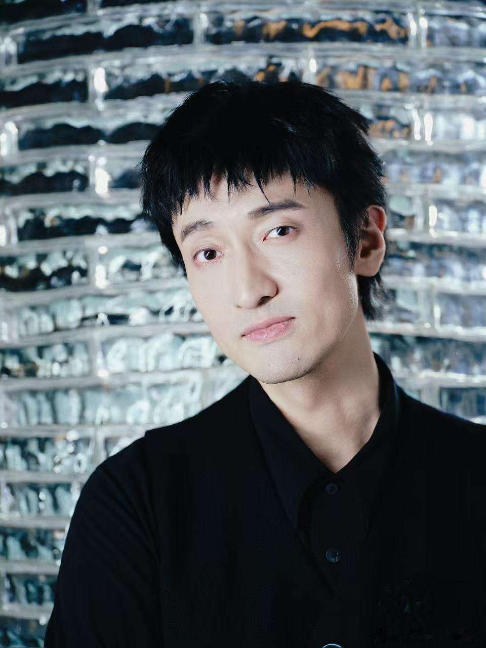 王传君披哥初见面梦回关谷神奇 翻看初见面回放，王传君一亮相就十分抓人，身形挺拔气