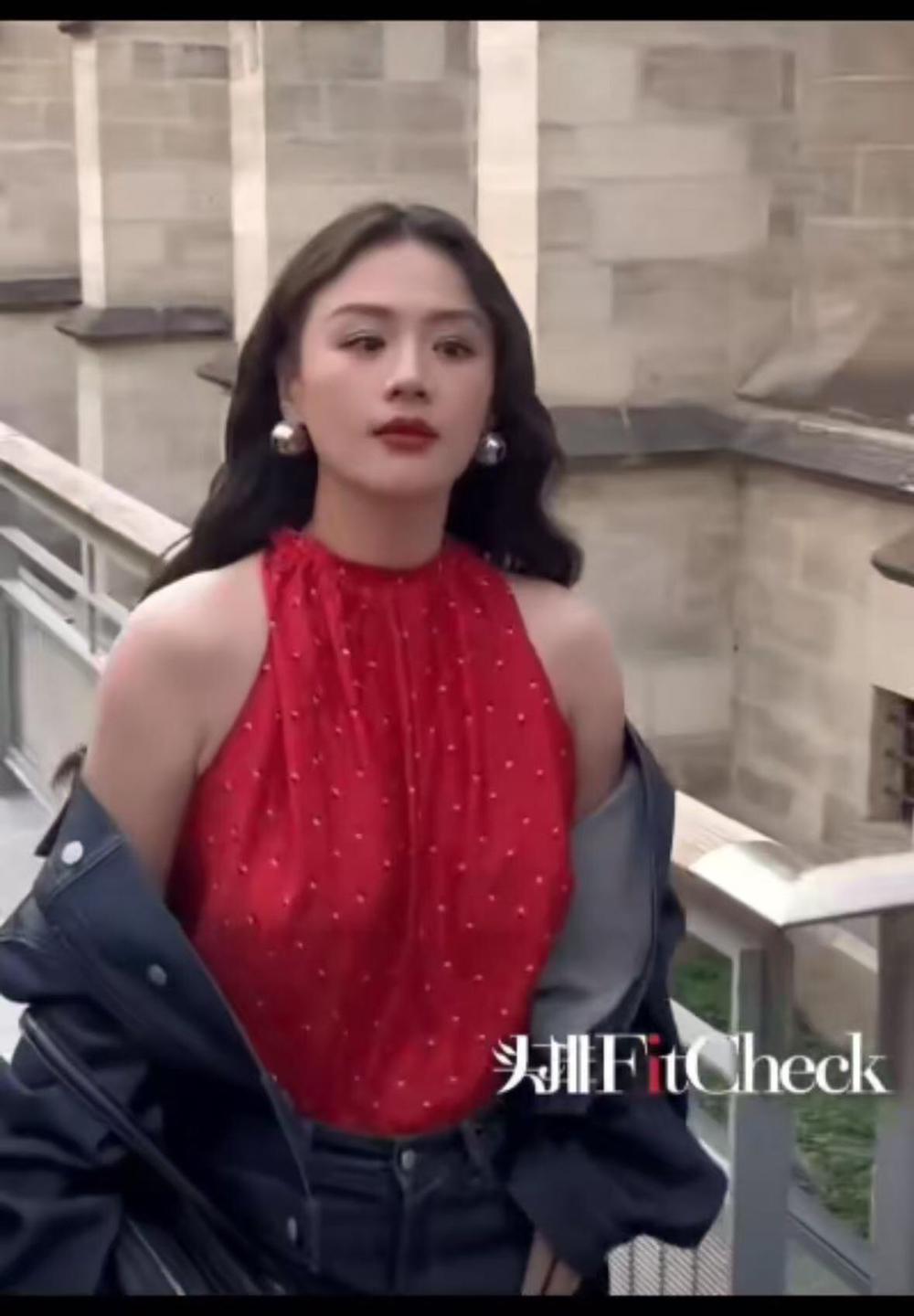 内娱没几个人能做到马思纯这样，
敢真空上阵，还那么漂亮。

首先要有好身材，不能