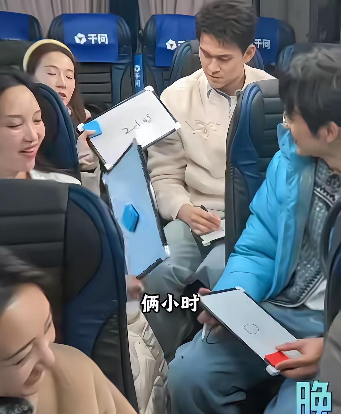 孙杨这操作，看着有点傻，细想却挺戳人的。
 
张豆豆睡得早，他怕手机光晃着人，怕
