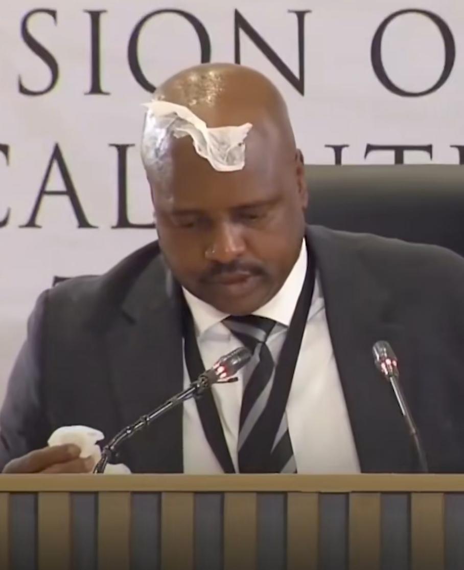 完了，这下此地无银三百两了！
南非一位警察局副局长，面对法官和陪审团的质询，不由