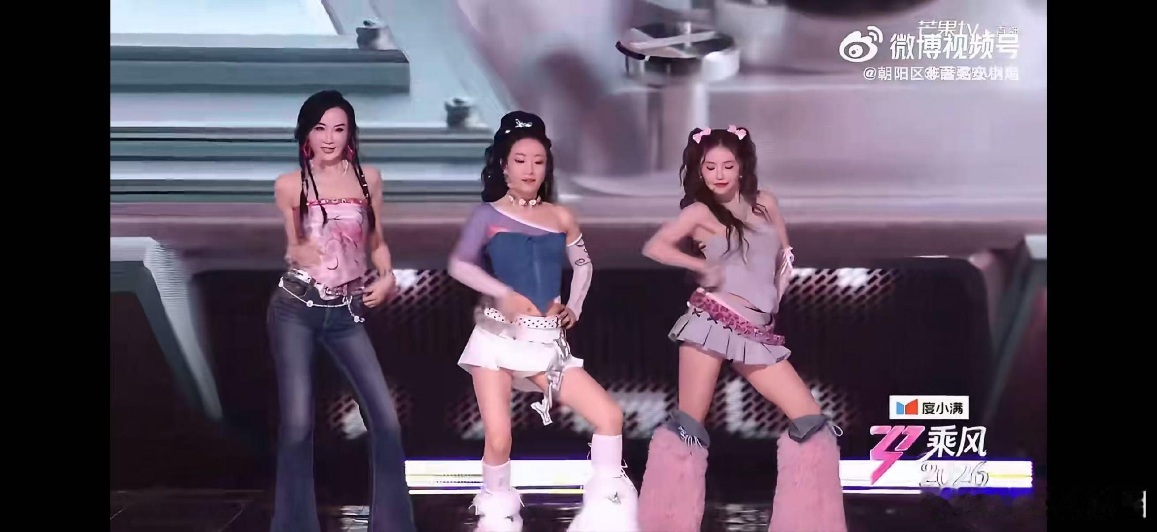 唱跳是安崎的舒适区安崎舞台梦回青你唱跳舞台还得看安崎，游刃有余，状态真的太绝 