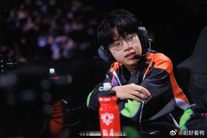 完美男人李自威 场上精准指挥节奏，场下温柔照顾队友，有实力又有温度，说他是完美男