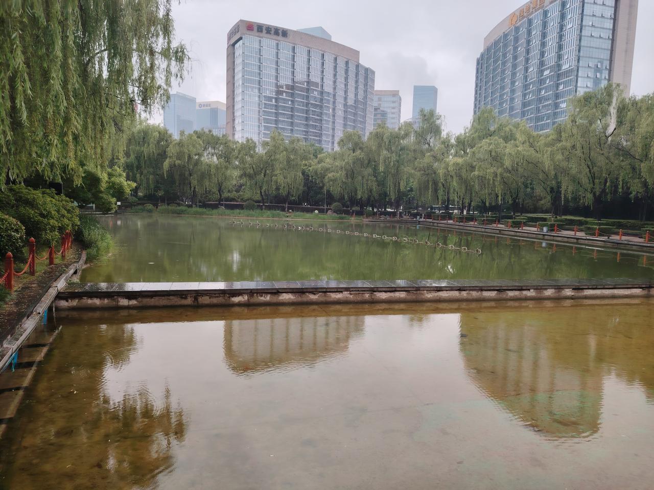 奔六的保洁大姐冲动闹离职，错错错。历经波折再上岗又萌生退意 ，莫莫莫。
一名奔六