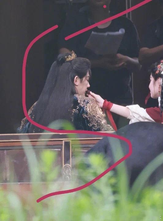 艾米喂邓为吃杨梅艾米喂邓为吃杨梅了！艾米喂邓为吃杨梅路透百妖谱这么顶嘛！ 