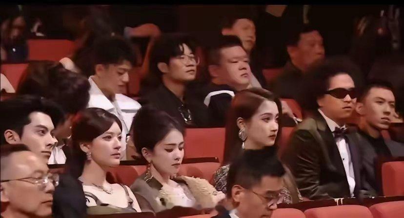 主持人问关晓彤最近有什么热梗比较喜欢模仿一下关晓彤：呵呵，这可模仿不了，最近可太