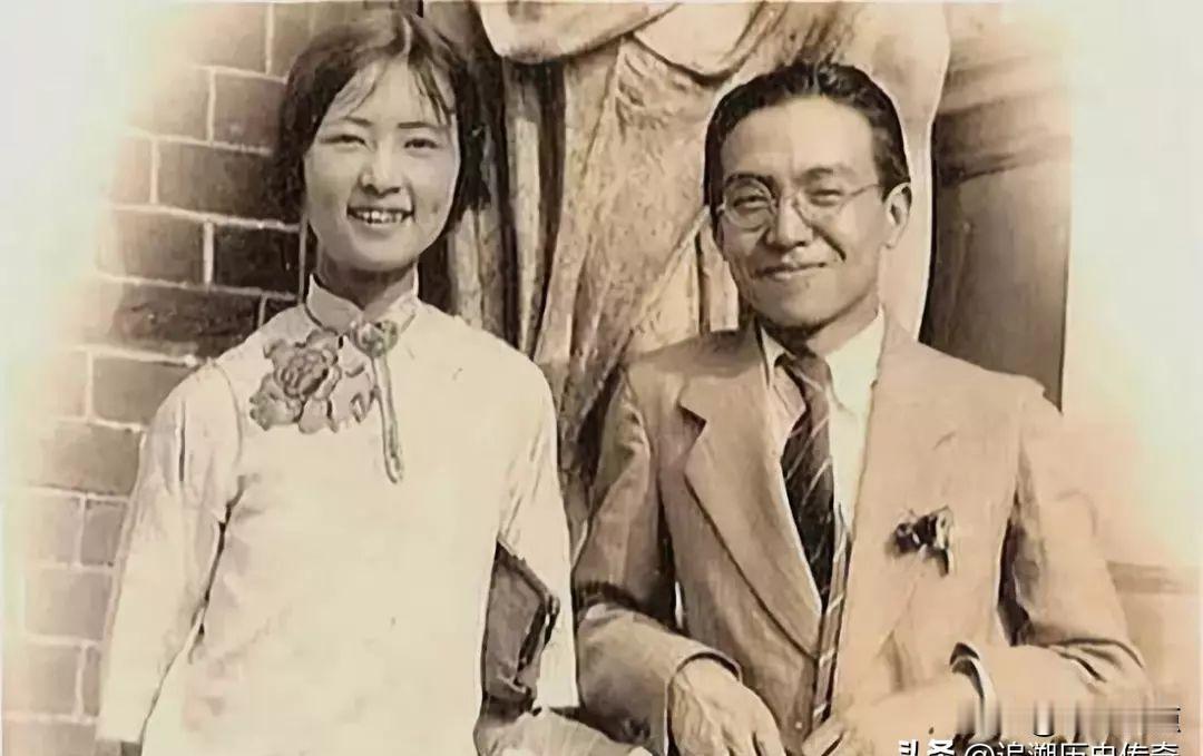 拆了一堵墙，吵了半世纪，真相早被灰埋了。
那会儿没人真为砖头打架，全是日子逼的。