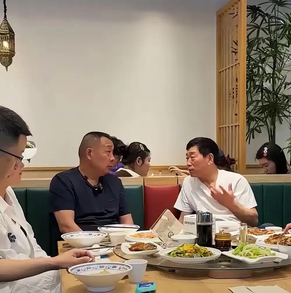 我开始理解魏建军了，

一顿驴肉火烧，就让他弯腰开车门，

不是作秀摆姿态，也不