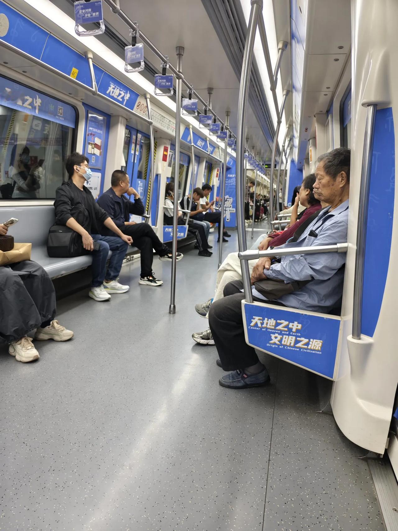 我们城市对六十岁以后的老人真的是太好了。
他们说啊，从你六十岁以后，如果你是坐公