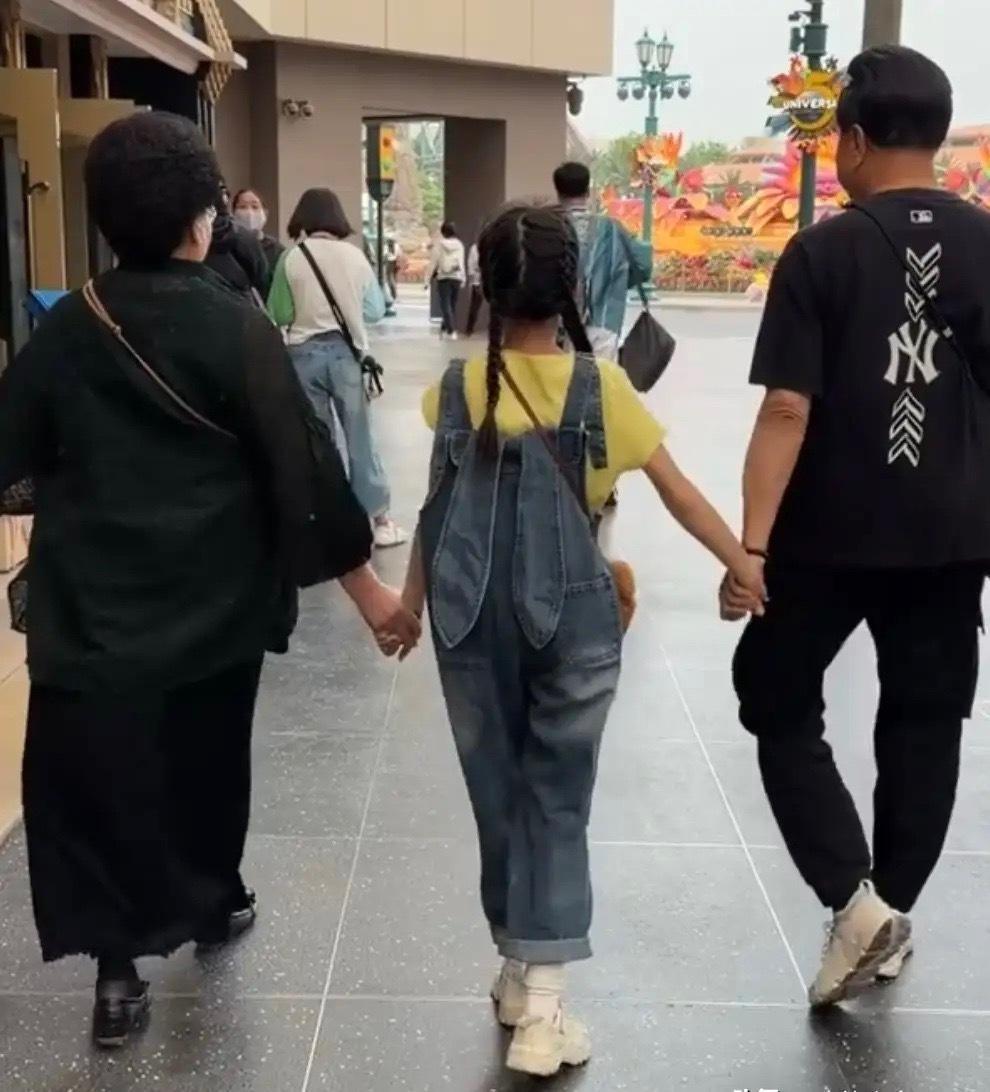 伊能静带公公婆婆去北京环球影城，9岁女儿和爷爷奶奶牵手，小米粒又瘦又高，在中间成