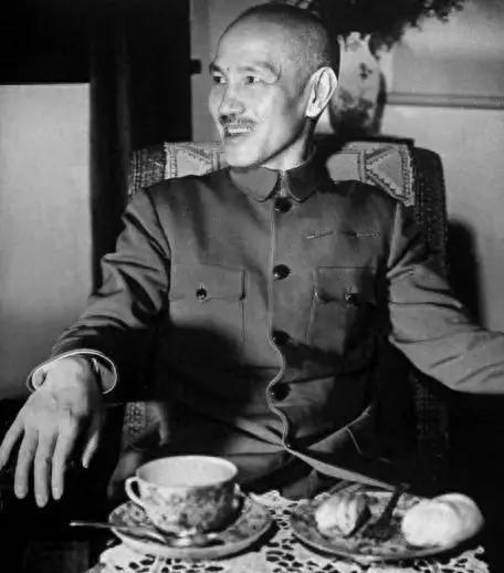 1949年，毛人凤问蒋介石：“关押了11年的杨虎城该怎么处理？”蒋介石冷冰冰地说