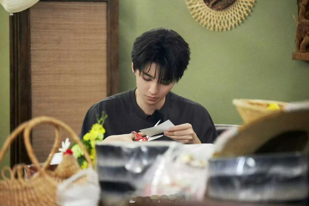 王俊凯亲手切的小泡菜中餐厅10 王俊凯切泡菜也太有画面感了吧！每一刀都认真的样子
