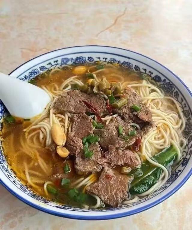 以前我一直以为厨师是个技术活，看了西贝才发现，原来这行就是个打杂活，跟技术分毫不