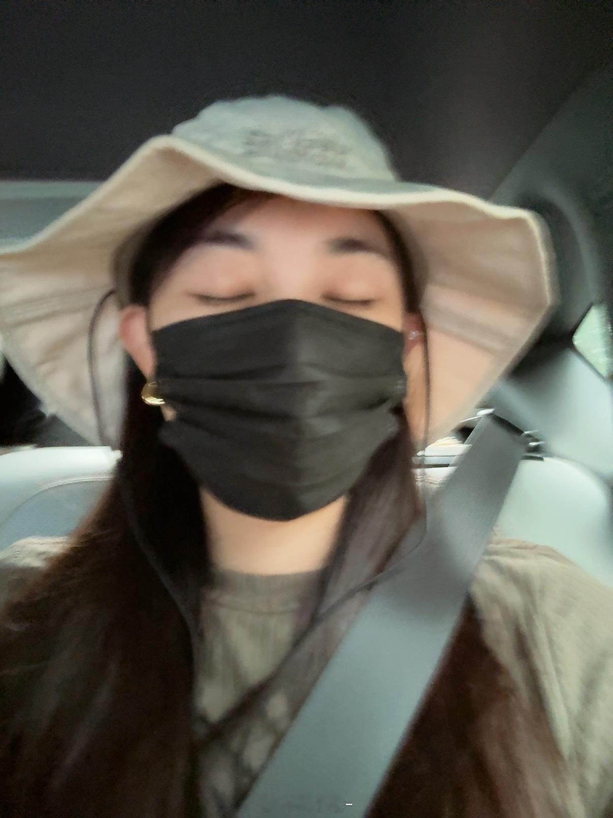 表演特技：闭眼发微博%*^+…早上吼又是赶早班机的一天早安 ​​​