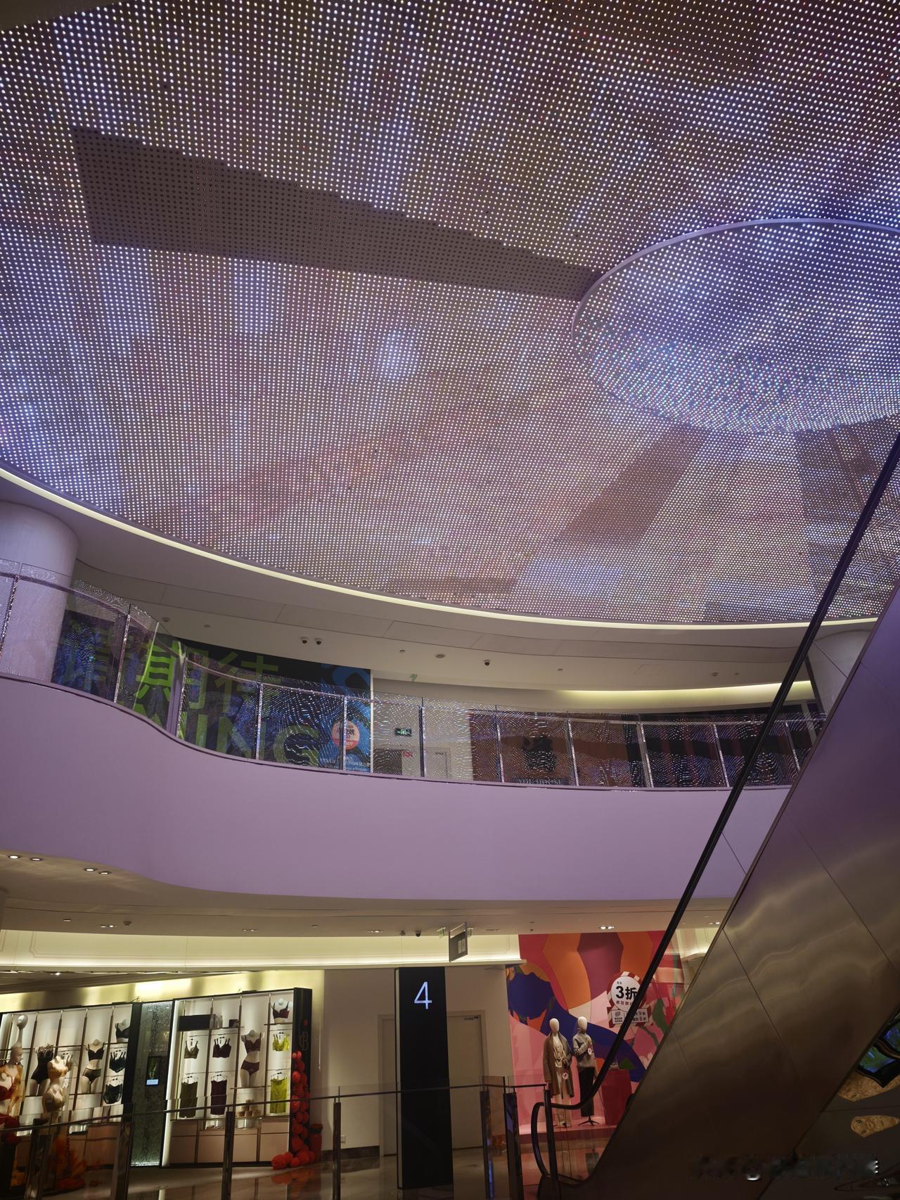 广州的朋友来看我，我俩去西单老佛爷吃饭，那么大的商场，除了我们去吃饭的那层有人，