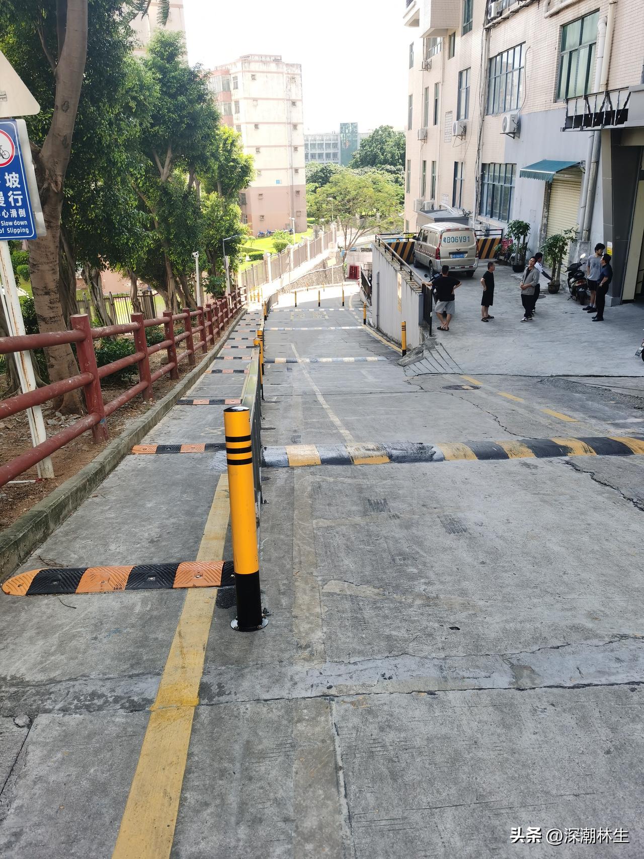 深圳就是有钱，一条道路下坡路做了十几条减速带，这个效果杠杠的，屁颠屁颠安全第一。