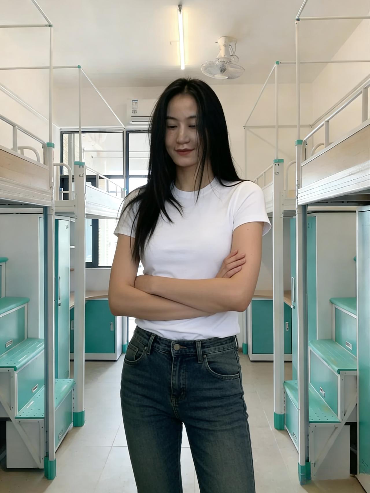 白衫青裤立晴窗，长发垂肩影自双。
校舍虽狭芳心阔，少年意气跨秋江。