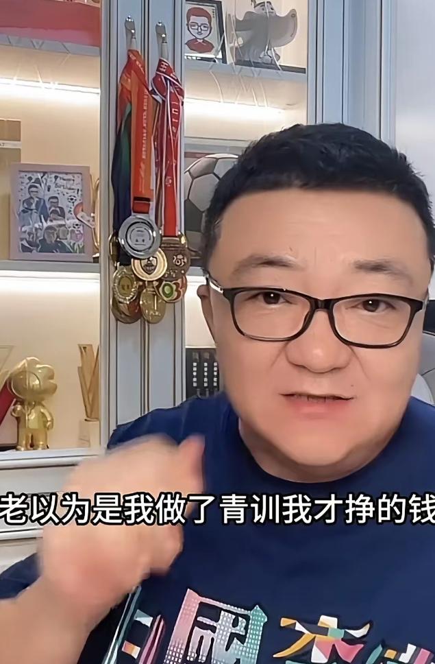 董路再次被质疑“靠孩子挣钱”，面对镜头，他终于正面回应：“我96、97年一个月就