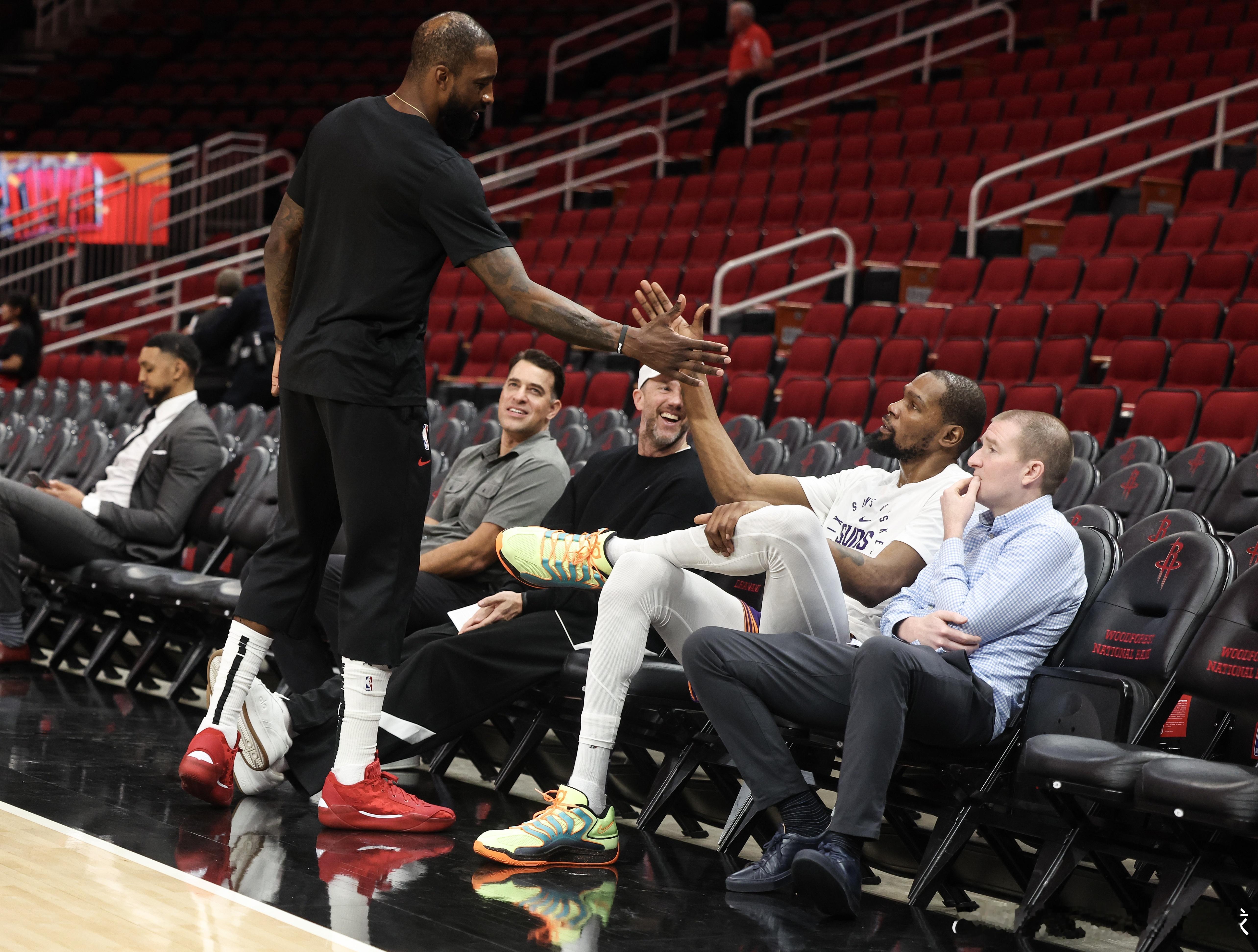 据The Athletic名记Sam Amick报道，年龄是火箭管理层考虑KD加