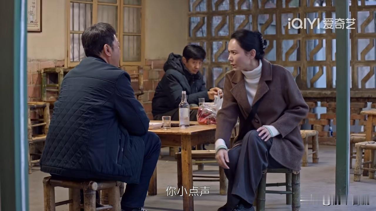 《生逢其时》第18集预告：齐爱华得知曹东方被内退，故意让隔壁桌借酒消愁的曹东方听