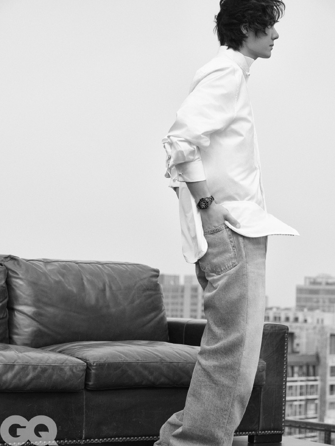 王一博你在天台干什么呢 王一博在天台上依旧帅气诶 