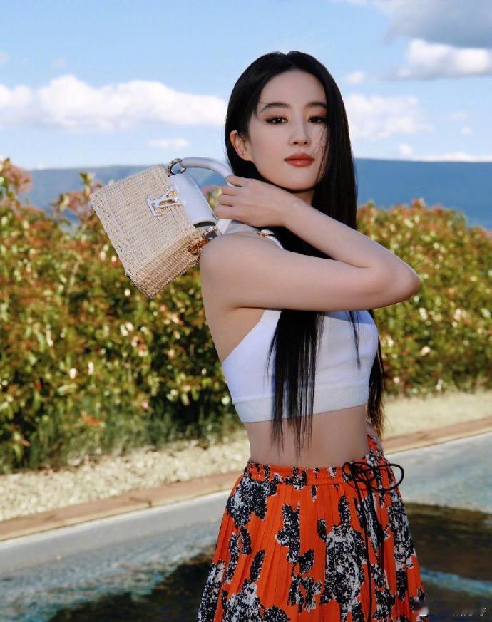 黑长直的刘亦菲宛如仙子下凡，一袭绣花裙更是美出新高度。那灵动的气质与精致裙装相得
