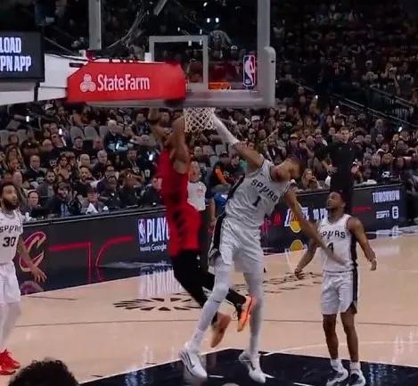 艾佛森给了矮个子也能打好篮球的信心，如今，文班又告诉大家篮球还是高佬的游戏。
身