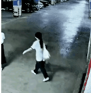 粗枝大叶的妈妈和情绪稳定的女儿！
看来被老妈忘到车外面应该不是一次两次了！