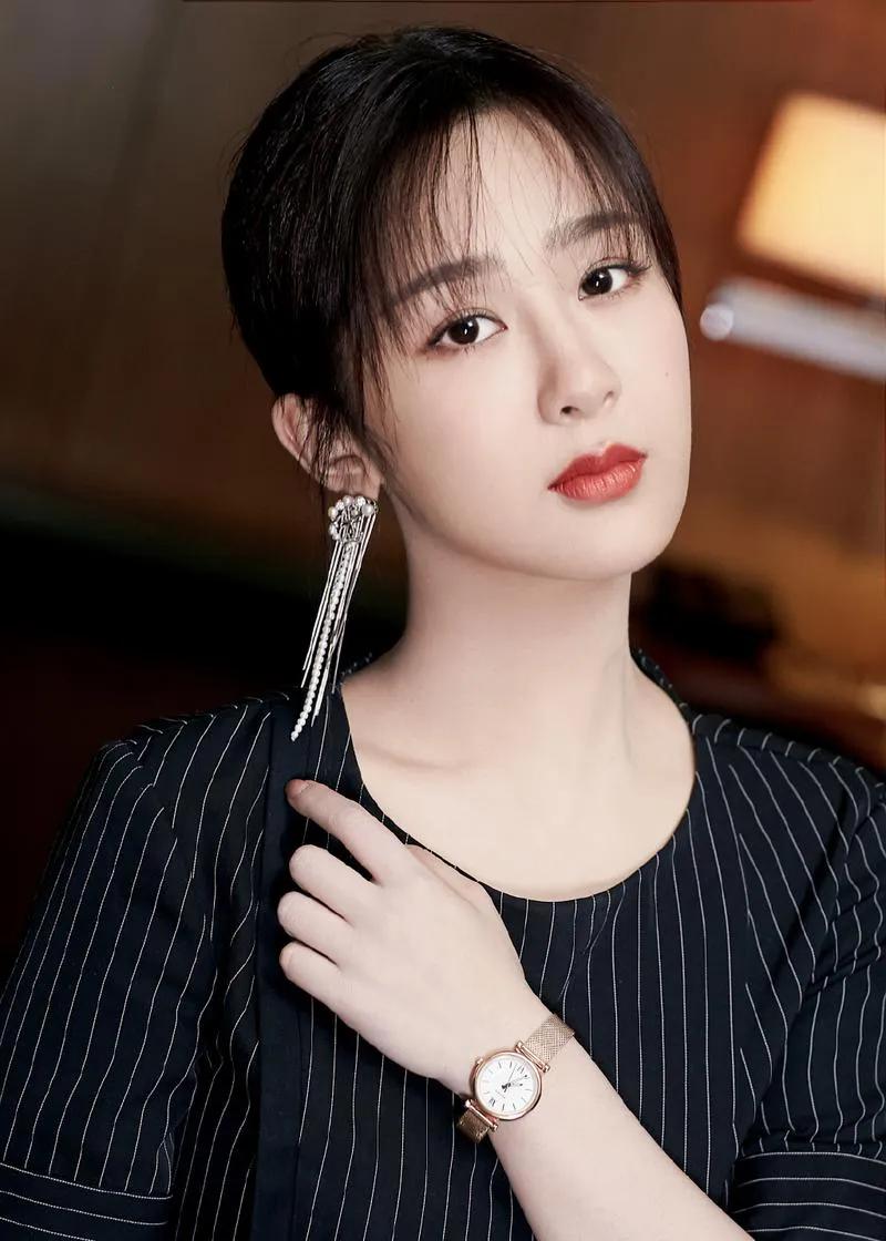 演员杨紫:我去长春参加一个活动，一个妈妈带着她的女儿也来参加这个活动，然后妈妈说